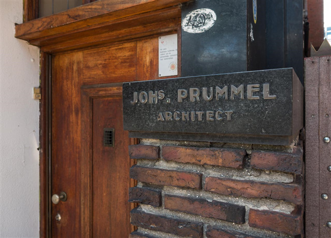 Naamplaat van architect Prummel.
              <br/>
              Marcel Westhoff, 2016